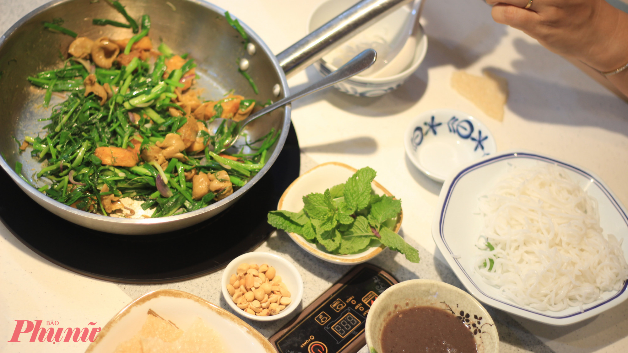 Nhà hàng Chảo Cá – nhiều chi nhánh trong TP Chuỗi nhà hàng Chảo Cá (thuộc Hoàng Yến Group) có nhiều chi nhánh như Vạn Hạnh Mall, Crescent Mall, Diamond Plaza… nổi bật với chả cá Lã Vọng chuẩn vị Bắc, dùng cá lăng tươi, ướp pha mắm tôm, chiên giòn trên chảo nóng