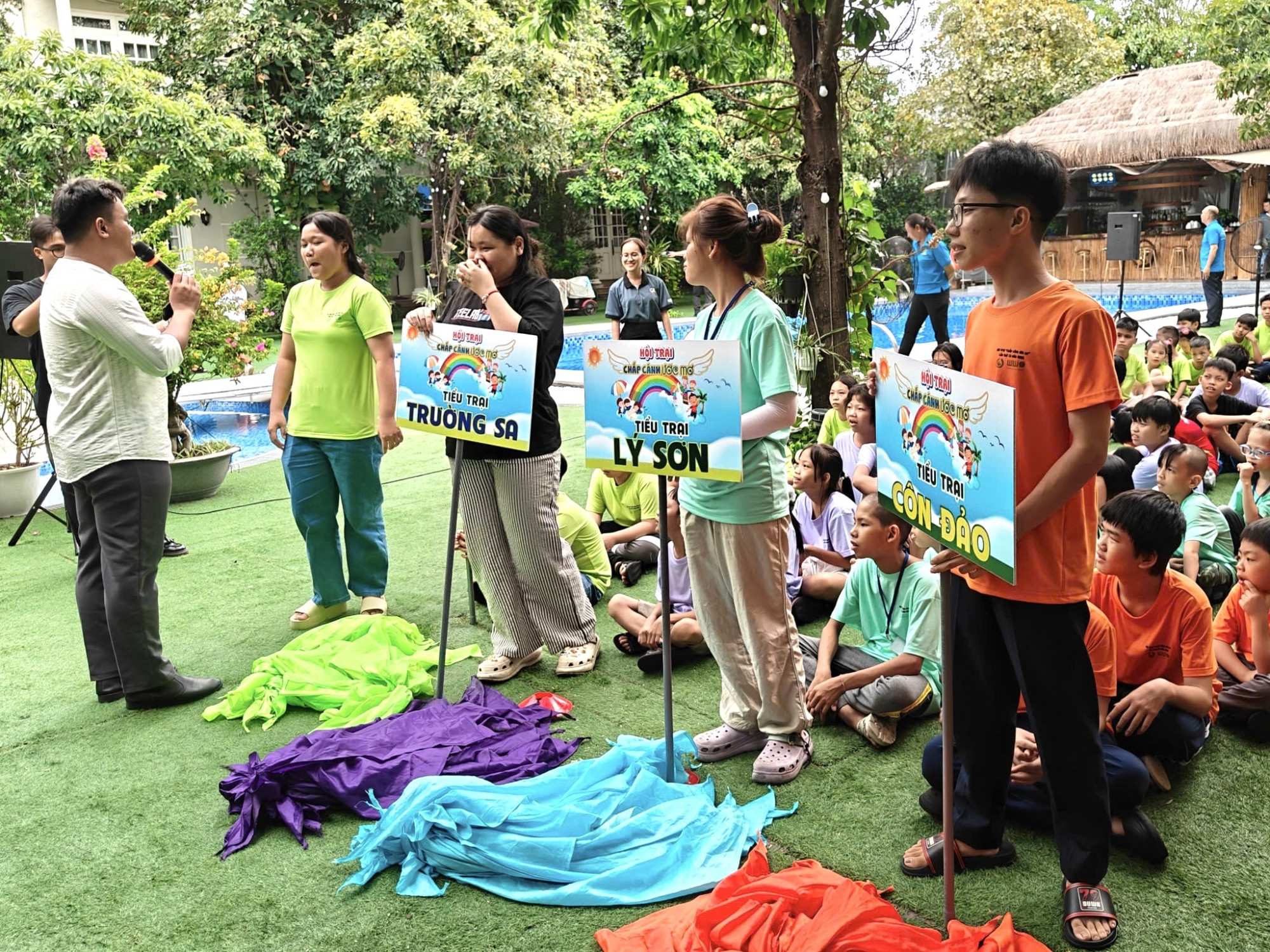 Các em tham gia những trò chơi tập thể tạo Hội trại Chắp cánh ước mơ - Ảnh: Diệu Hiền