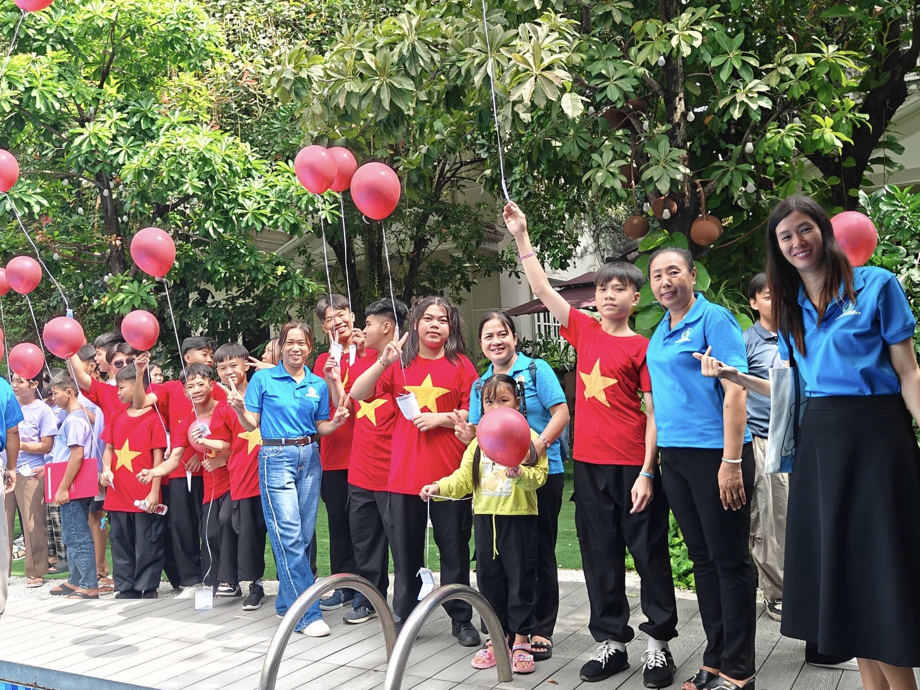Các em hào hứng tham gia hoạt động viết ước mơ và thả bóng bay tại hội trại - Ảnh: Diệu Hiền