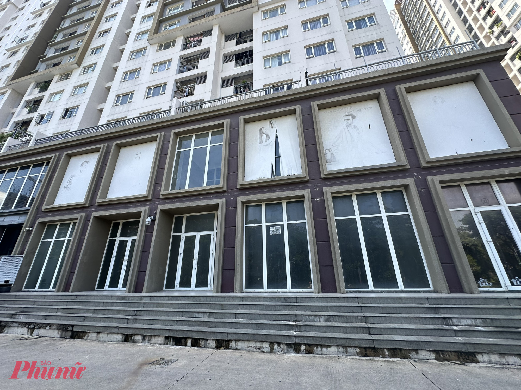 vDự án chung cư The Park Residence đã bàn giao nhà cho khách hàng vào ở cách đây nhiều năm, nhưng phần lớn các tầng thương mại vẫn trong cảnh “vườn không nhà trống”. Dù dự án nằm ở mặt tiền đường Nguyễn Hữu Thọ, liên tục được dán các thông báo cho thuê mặt bằng, nhưng tình hình vẫn không cải thiện.