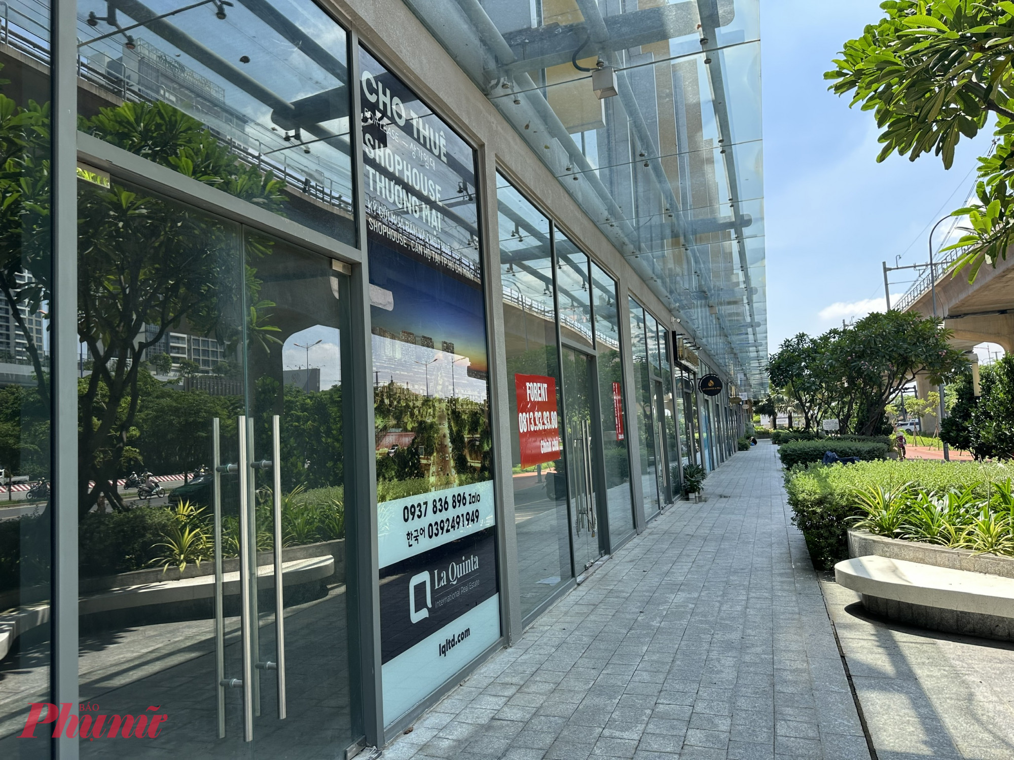 Các căn shophouse khối đế thường được chủ đầu tư định giá cao hơn 1,5 – 2 lần so với căn hộ cùng diện tích trong cùng dự án, giờ đây cho thuê không được, bán cũng không xong. Trong ảnh là hàng loạt shophouse tại chung cư Masteri An Phú đang trong cảnh “vườn không nhà trống”, treo bản cho thuê dù nằm ngay vị trí đắc địa phường Thảo Điền, TP Thủ Đức, gần nhà ga Metro An Phú.