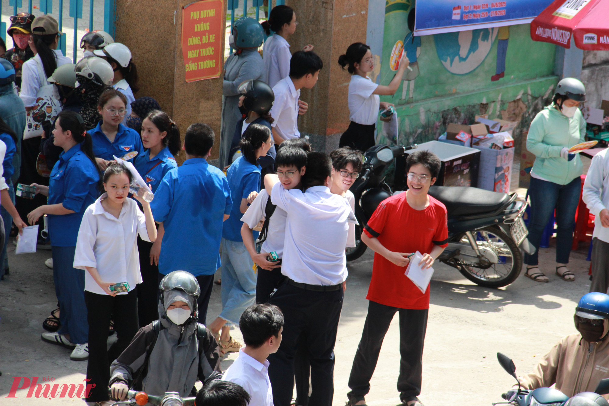 Thí sinh tại điểm thi Trường THPT Nguyễn Văn Linh (quận Cẩm Lệ, Đà Nẵng) tươi cười sau khi kết thúc môn thi