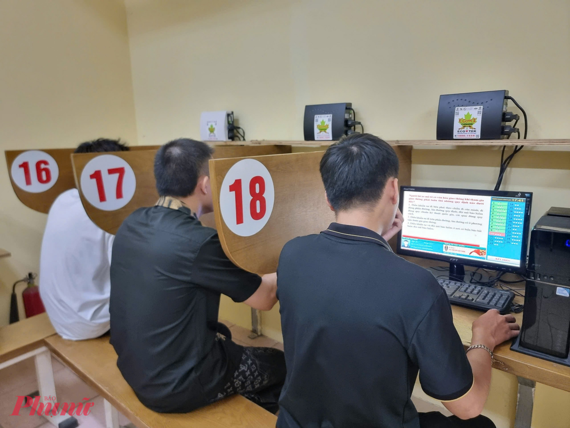 Thí sinh thực hiện trả lời câu hỏi phần thi lý thuyết trên máy tính.