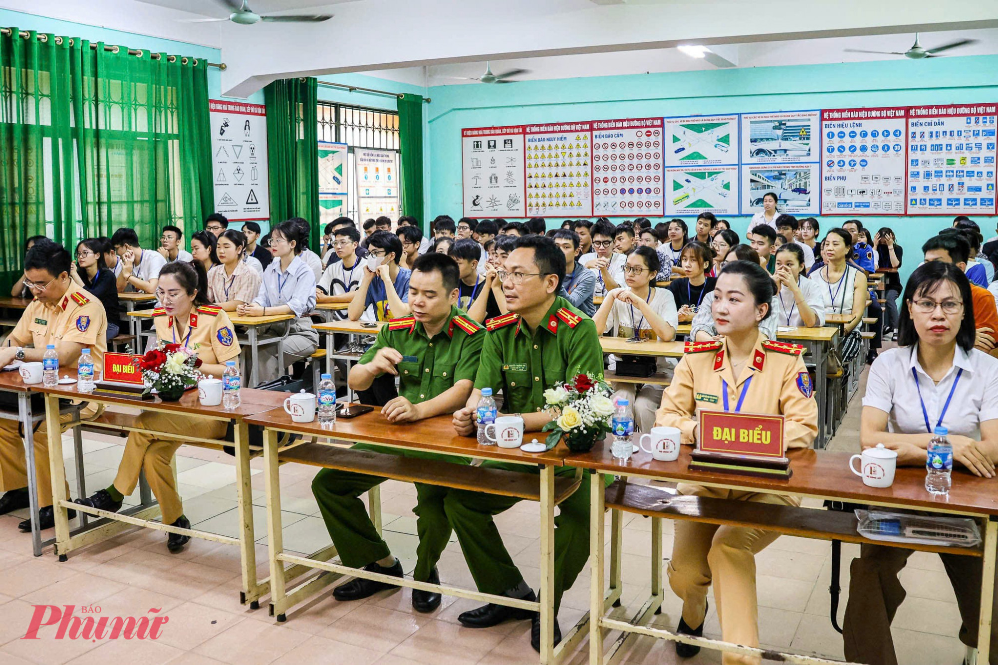 Ngày 26/6, tại Trung tâm Sát hạch lái xe (Trường Đại học Phòng cháy Chữa cháy - PCCC) Công an thành phố Hà Nội đã phối hợp với đơn vị liên quan tổ chức khai mạc kỳ sát hạch cấp Giấy phép lái xe mô tô (hạng A1) cho hơn 100 thí sinh.