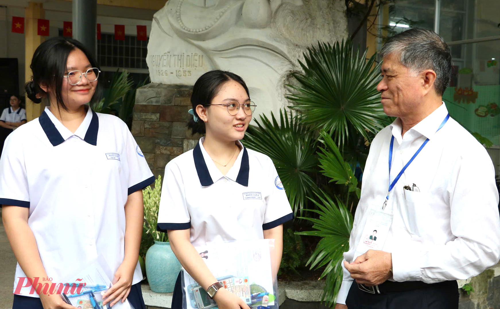 Ông Nguyễn Văn Hiếu trò chuyện, động viên thí sinh trước khi bước vào môn thi đầu tiên - Ảnh: Trang Thư
