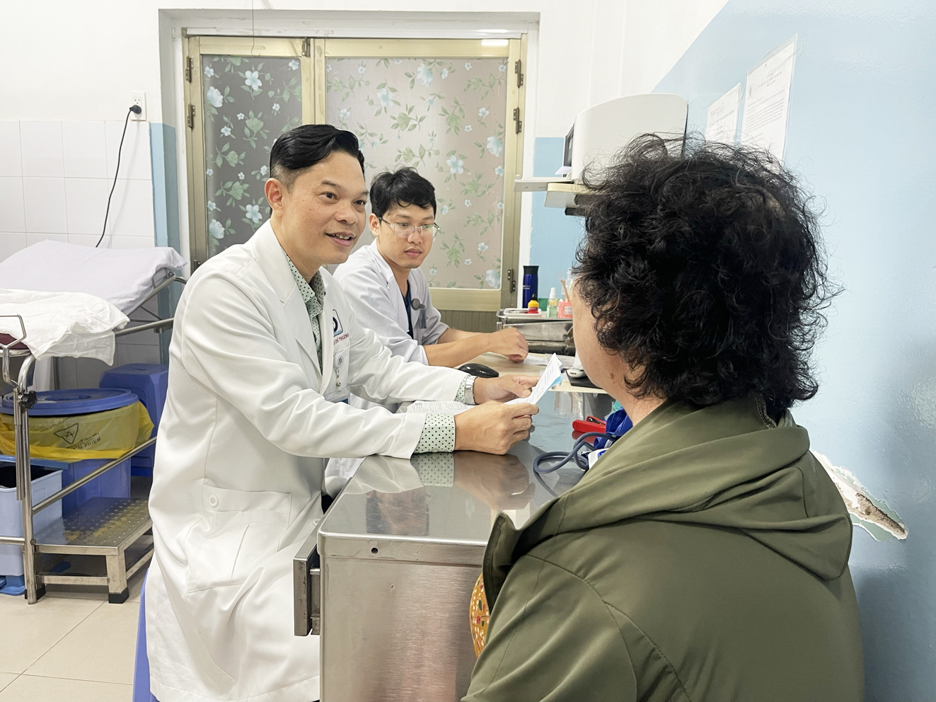 Bác sĩ Bùi Chí Thương đang tư vấn cho một phụ nữ ở độ tuổi mãn kinh