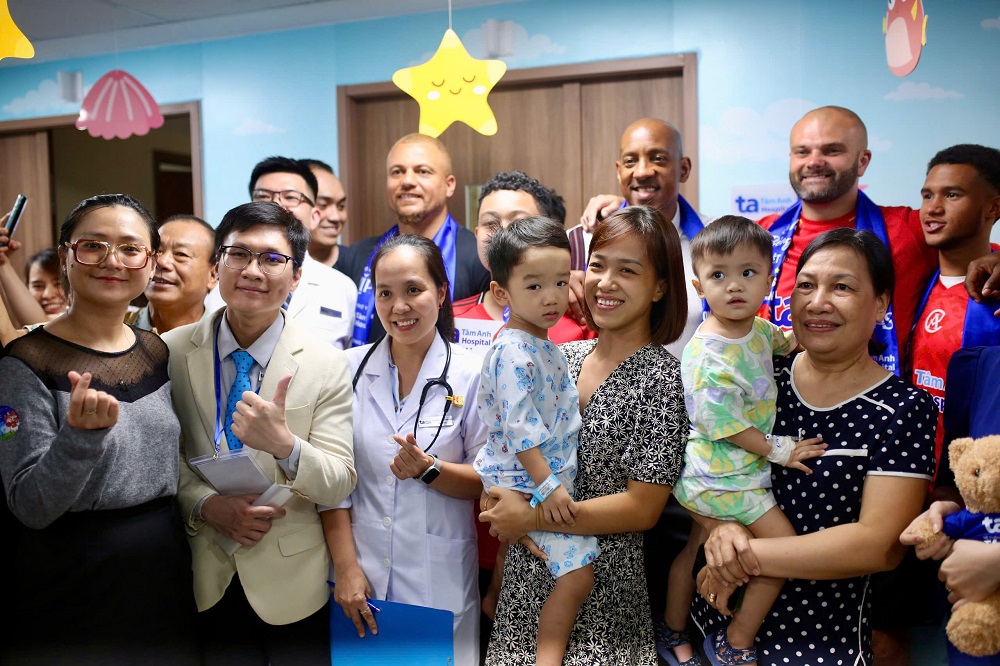 Khoảnh khắc hội ngộ của các danh thủ cùng bệnh nhi, y bác sĩ và phụ huynh tại khoa Nhi, Bệnh viện đa khoa Tâm Anh TPHCM - Ảnh: Thanh Tùng/VnExpress