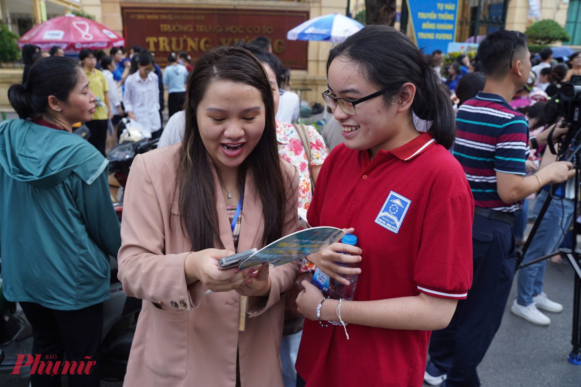 Phía ngoài các điểm thi, nhiều phụ huynh có mặt từ sớm để chờ đón con. Khi thấy con em bước ra với nét mặt vui vẻ, không ít người thở phào nhẹ nhõm, nở nụ cười hài lòng.