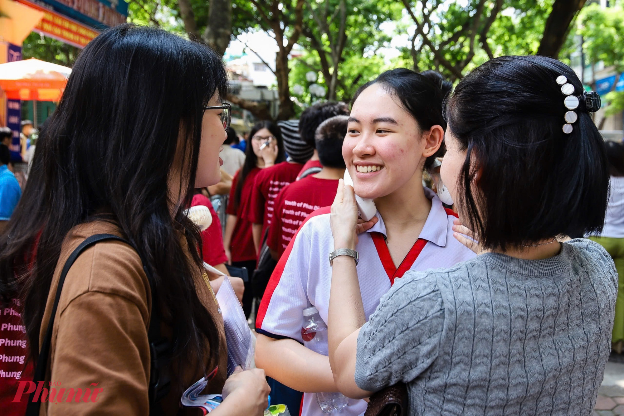 Nữ sinh cười tươi khi vừa bước ra khỏi cổng trường.