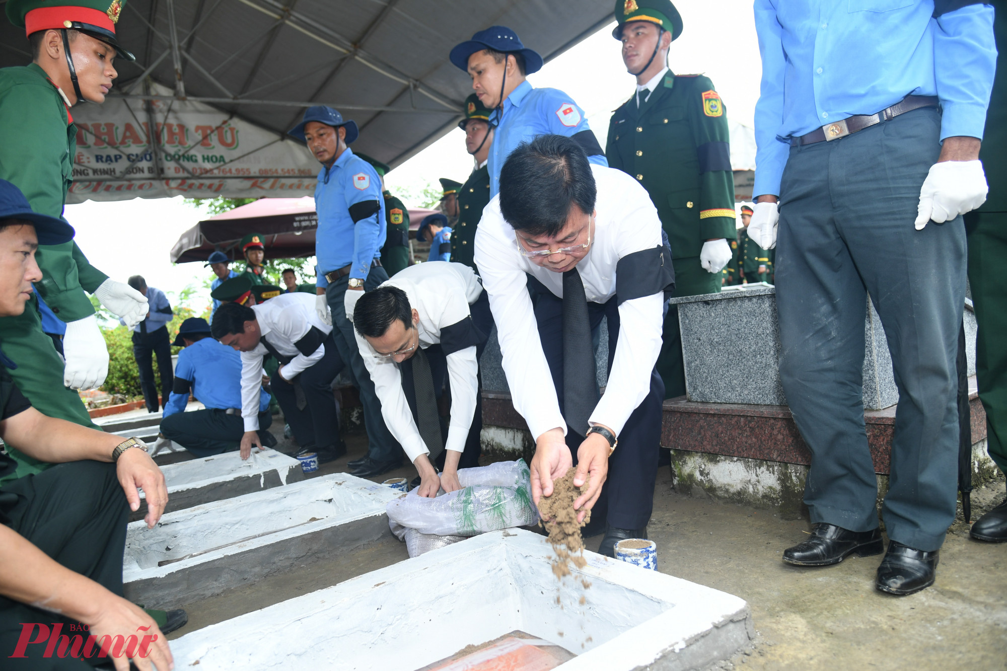 Bí Thư Tỉnh ủy Kiên Giang Nguyễn Tiến Hải đưa hài cốt liệt sĩ về với đất mẹ - Ảnh Phương Vũ