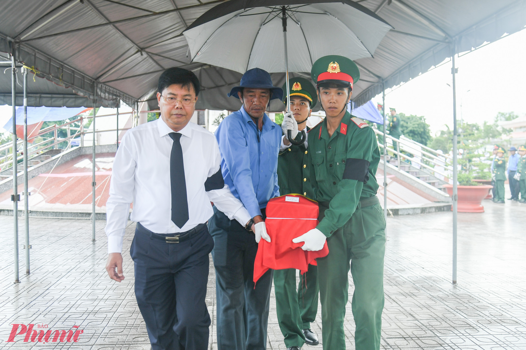 Bí thư Tỉnh ủy Kiên Giang Nguyễn Tiến Hải tiễn đưa hài cốt liệt sĩ về nơi an táng - Ảnh Phương Vũ