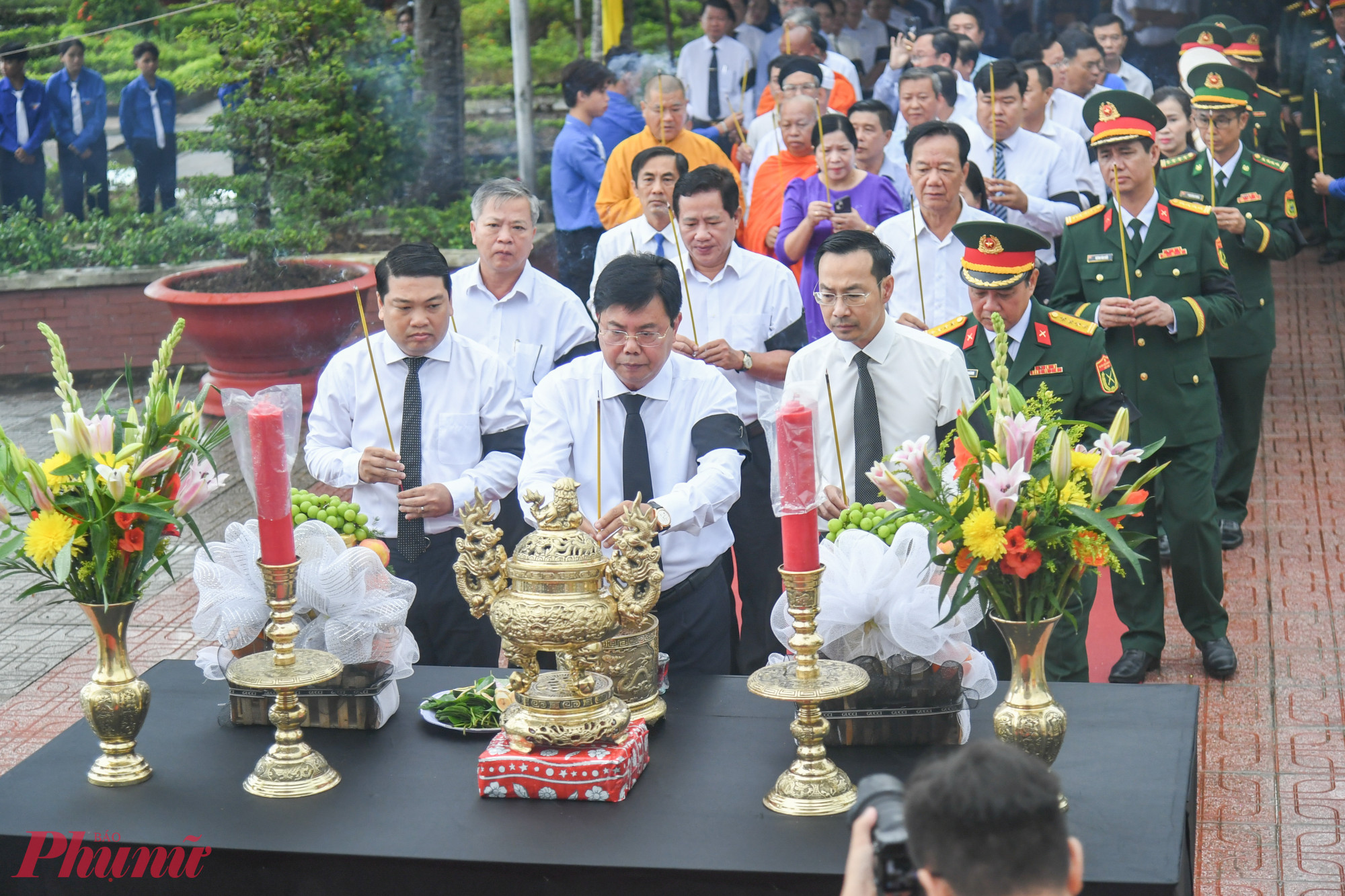 Lãnh đạo tỉnh Kiên Giang thắp nén nhang tri ân các chiến sĩ đã hy sinh - Ảnh Phương Vũ