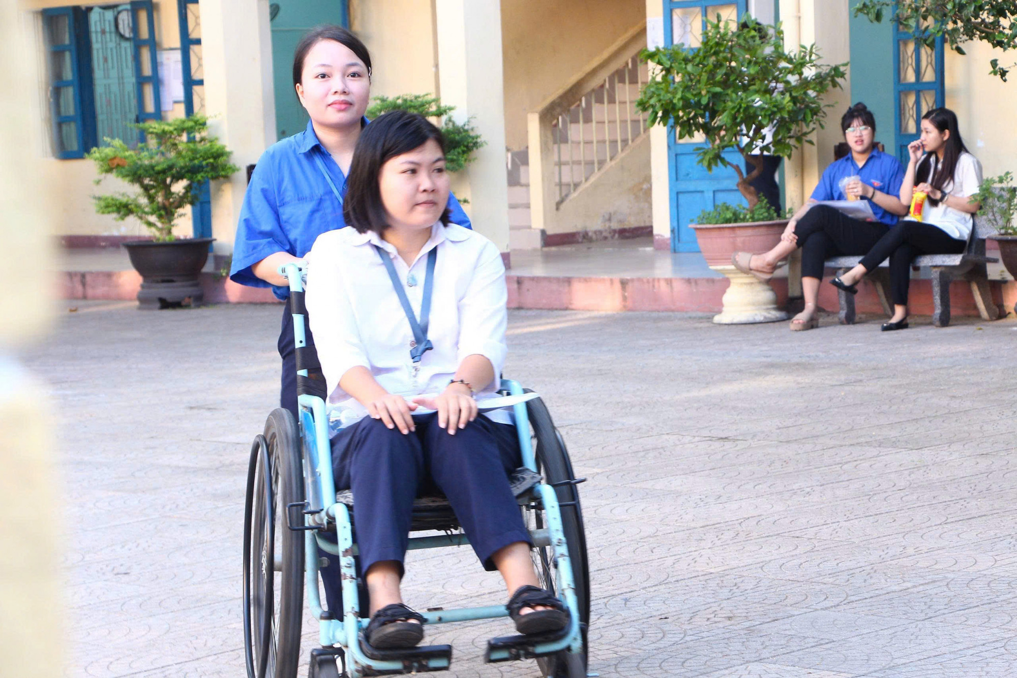 Trong sáng nay trường THPT Đặng Trần Côn  các bạn thanh niên tình nguyện đã cùng nhau đưa thí Tôn Nữ Thị Mơ - Lớp 12C4 ngồi trên xe lăn kịp vào trường thi. Trước đó tháng 10/2019 đang trên đường đến trường  dưới cơn mua tầm tã, thì bất chợt gió thổi áo mưa bay vào mặt nên em không làm chủ được tay lái nên đã tông vào một chiếc xe tải ở bên đường.