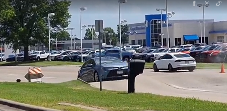 số ôtô đi qua chỗ có vẻ là một gờ nhỏ trên đoạn đường ở thành phố Cape Girardeau, bang Missouri. Sau đó, gờ đường nổi lên rõ hơn.
