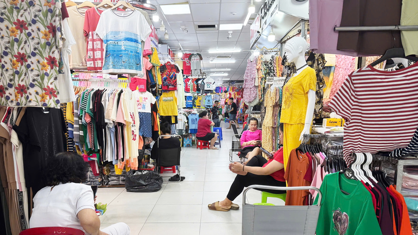 Nhiều tiểu thương chợ An Đông cho biết việc kê khai thuế bắt buộc làm tăng chi phí, khó khăn  trong khi buôn bán ế ẩm (ảnh chụp khu hàng thời trang ở chợ An Đông ngày 24/6)