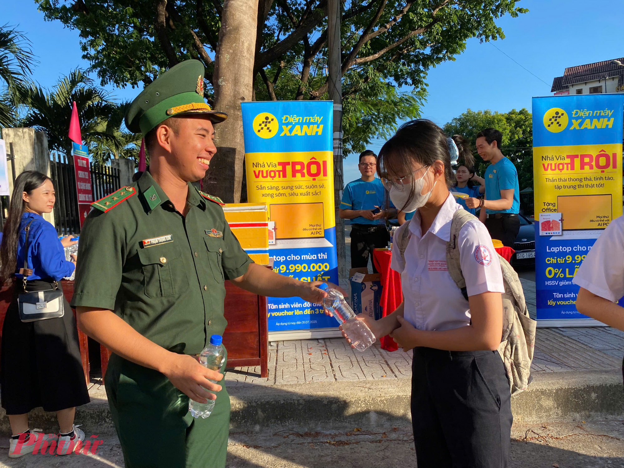 Chiến sỹ Bộ đội Biên phòng tỉnh Quảng Nam tiếp sức thí sinh