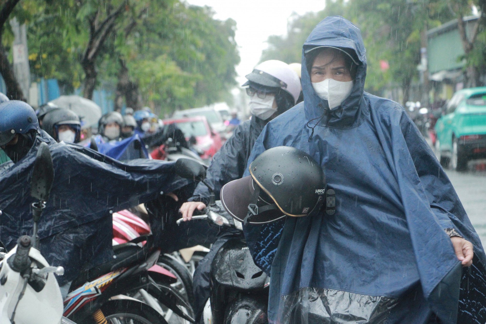 Mưa lớn bấy ngờ, nhiều phụ huynh 