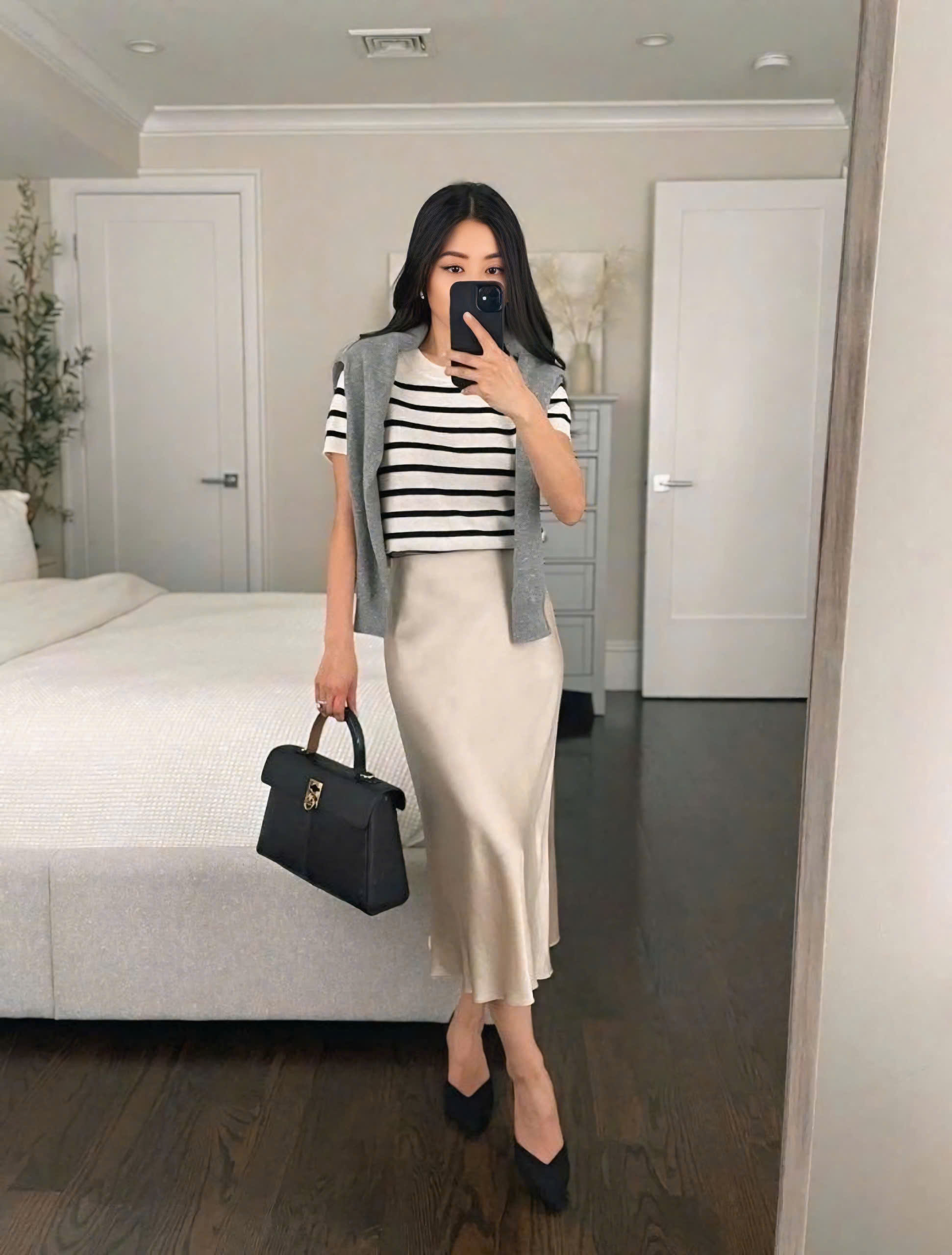 Màu trắng ngà: Sắc trắng ấm như trắng ngà hoặc trắng ngọc trai được xem là lựa chọn tối ưu cho những cô nàng da ngăm. Những tông trắng dịu nhẹ này tạo hiệu ứng phản chiếu mềm mại, giúp da trông sáng hơn một cách tự nhiên, như được phủ một lớp ánh sáng mịn màng. Hãy ưu tiên mặc trắng ở phần thân trên – như áo, cổ áo hoặc khăn choàng – để hướng sự tập trung về khuôn mặt, vùng da cần được tôn sắc nhất, từ đó mang đến tổng thể hài hòa và rạng rỡ.