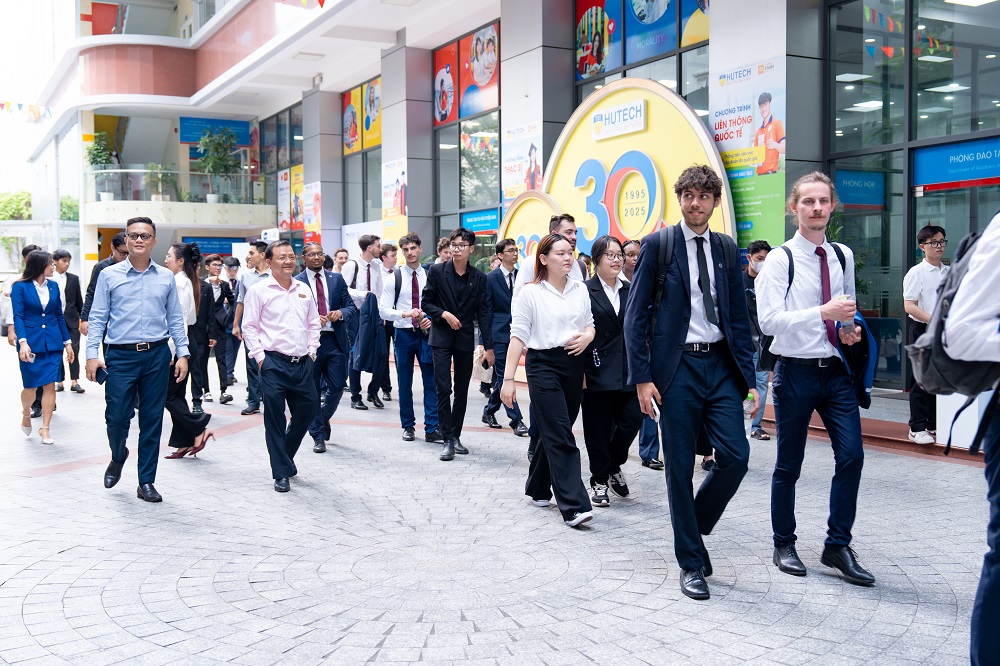 Sinh viên quốc tế thường xuyên ghé thăm HUTECH - Ảnh: HUTECH