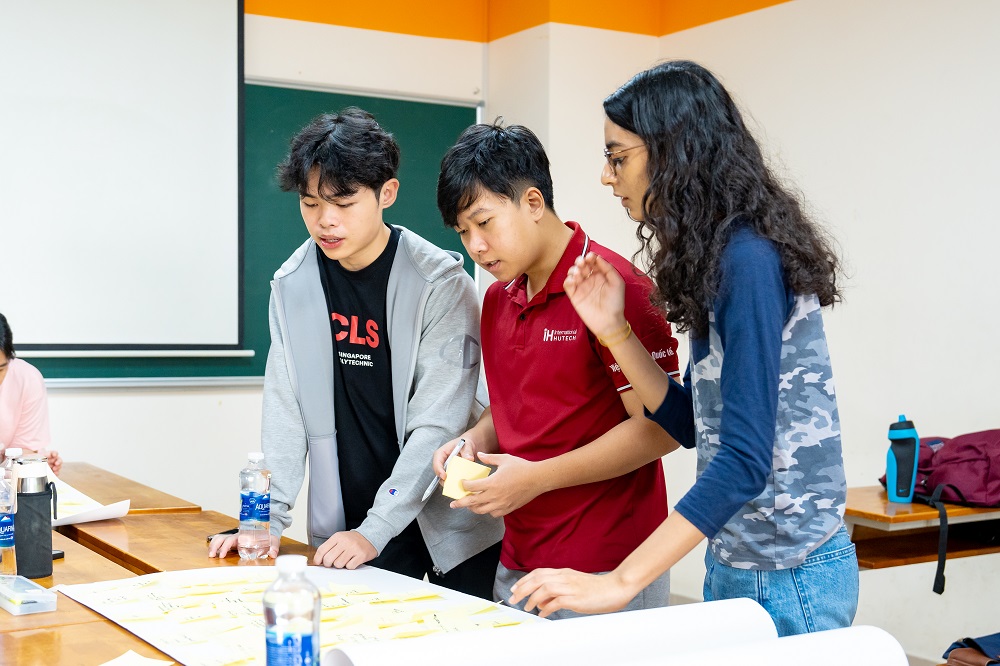 Sinh viên HUTECH và Singapore Polytechnic tham gia dự án Learning Express - Ảnh: HUTECH