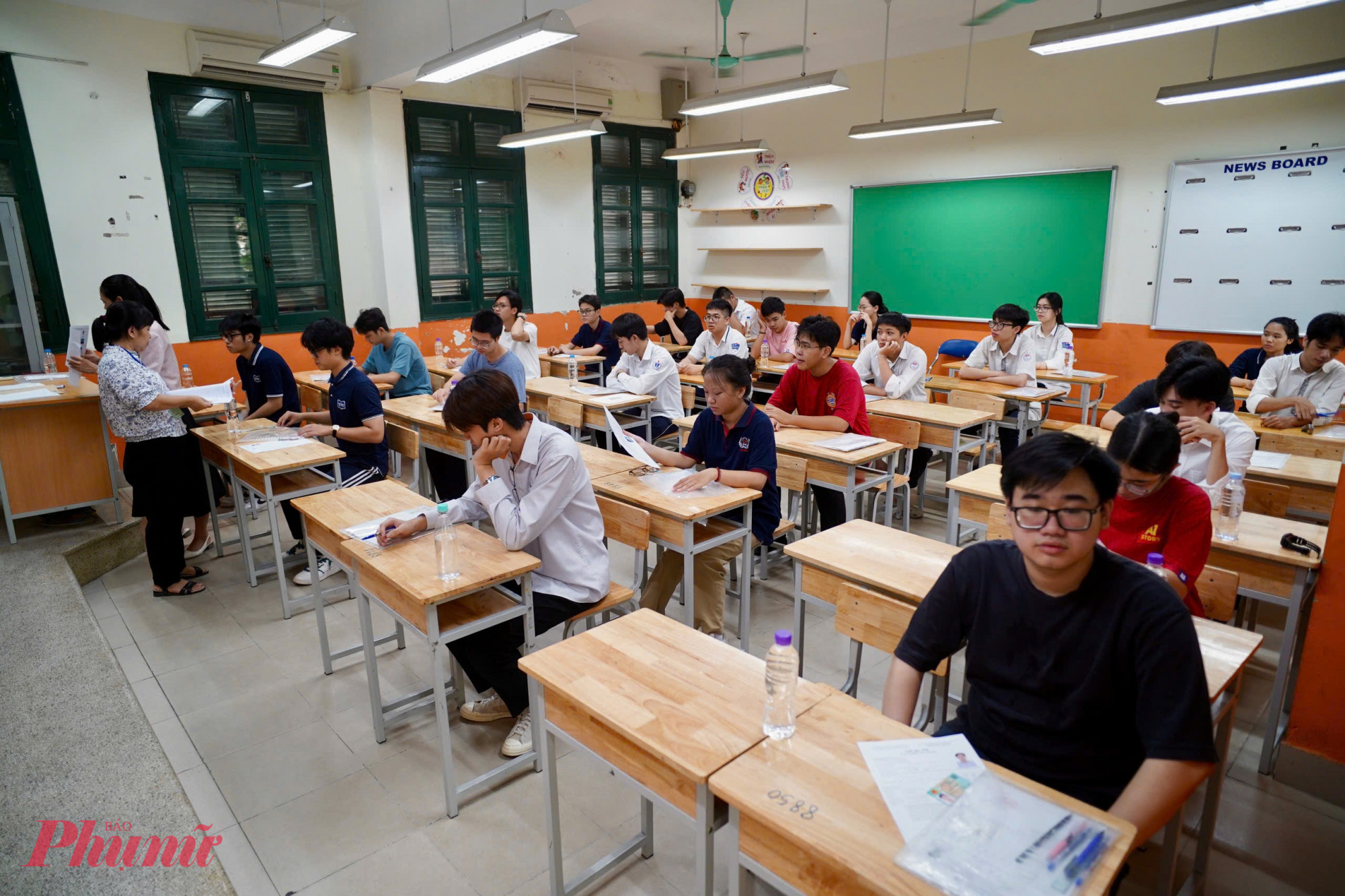 Sáng nay, thí sinh cả nước bắt đầu dự thi môn đầu tiên của kỳ thi tốt nghiệp THPT năm 2025 là môn ngữ văn, thời gian làm bài 120 phút.