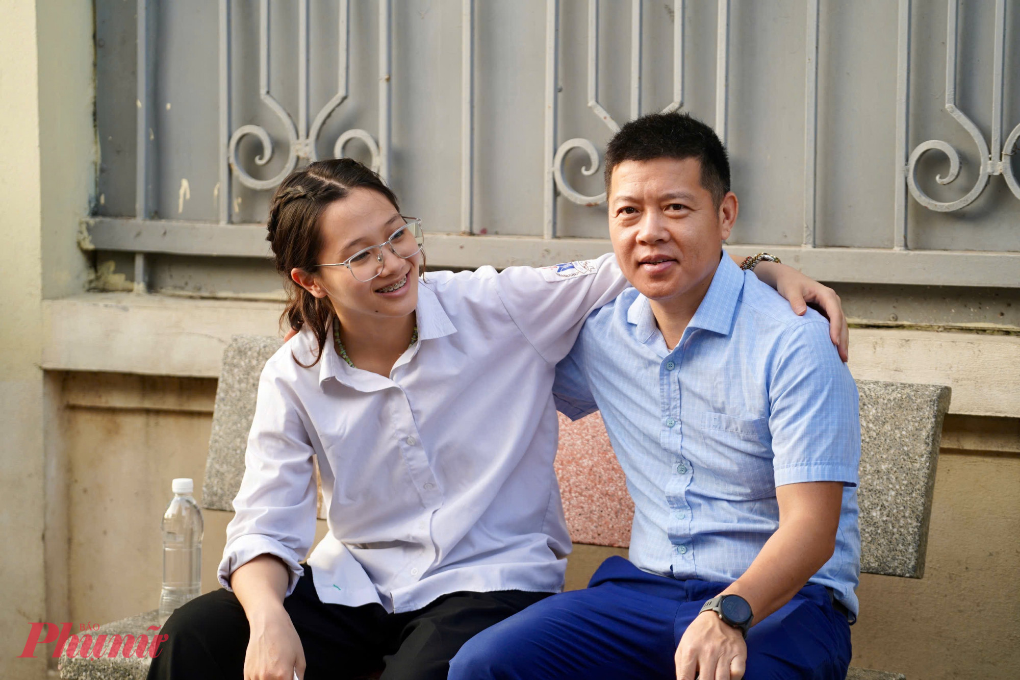 Dõi theo bước chân con đến tận trước cửa phòng thi