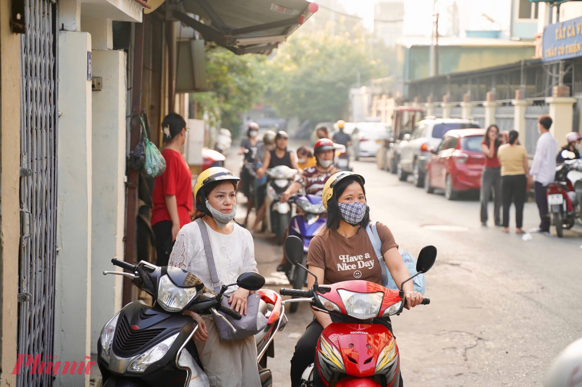 Con vào phòng thi mẹ bên ngoài lo lắng trăm bề, phía sau là ánh mắt dõi theo của cha mẹ, với đầy sự lo lắng, hồi hộp