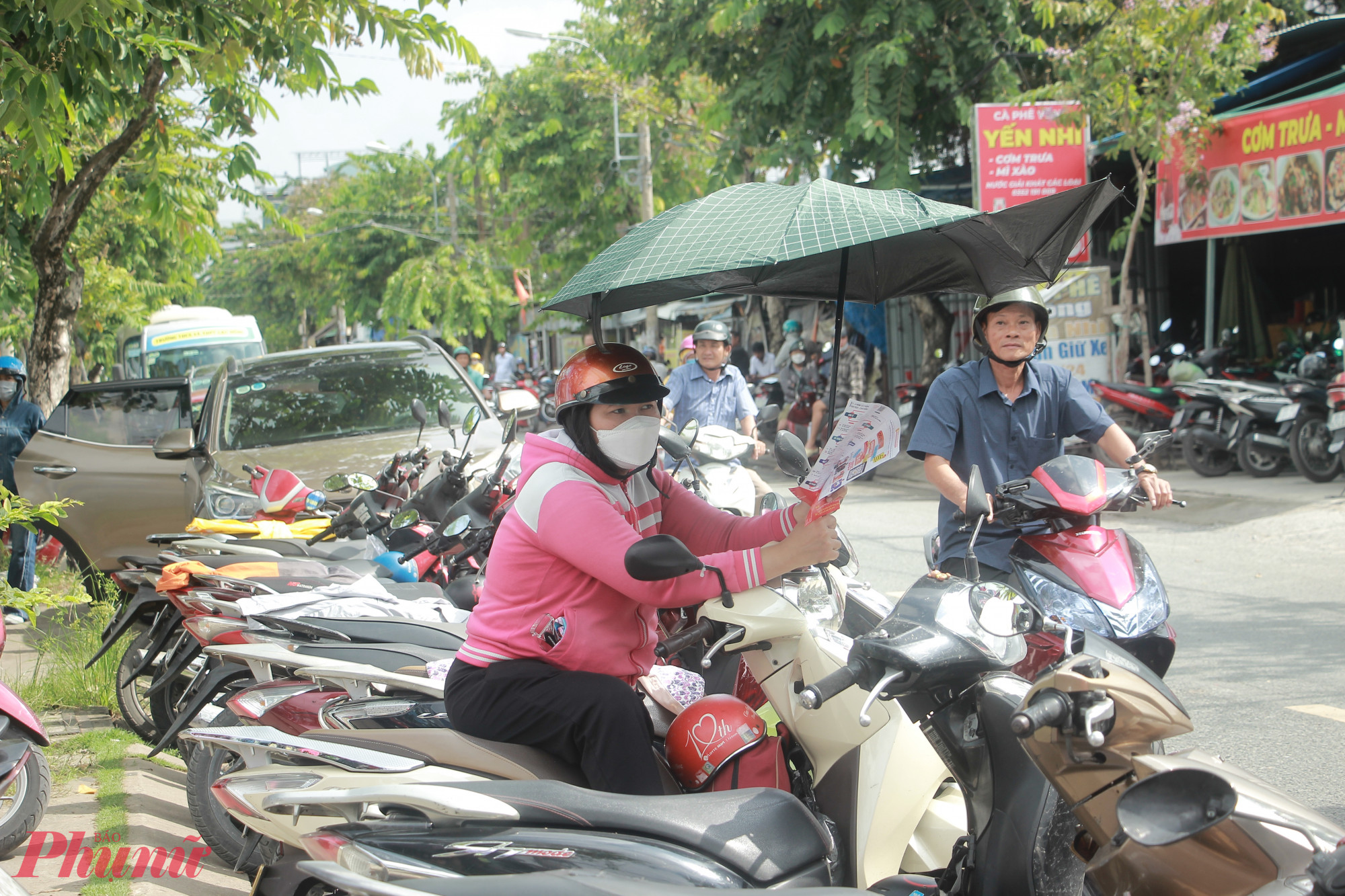 Ngồi chờ hàng giờ đồng hồ, nữ phụ huynh này nói: Con thi trong mới áp lực, chứ cha mẹ ngồi chờ đợi ở đây ăn thua gì. Chỉ mong con ra là thấy mẹ liền - Ảnh: Nguyễn Loan