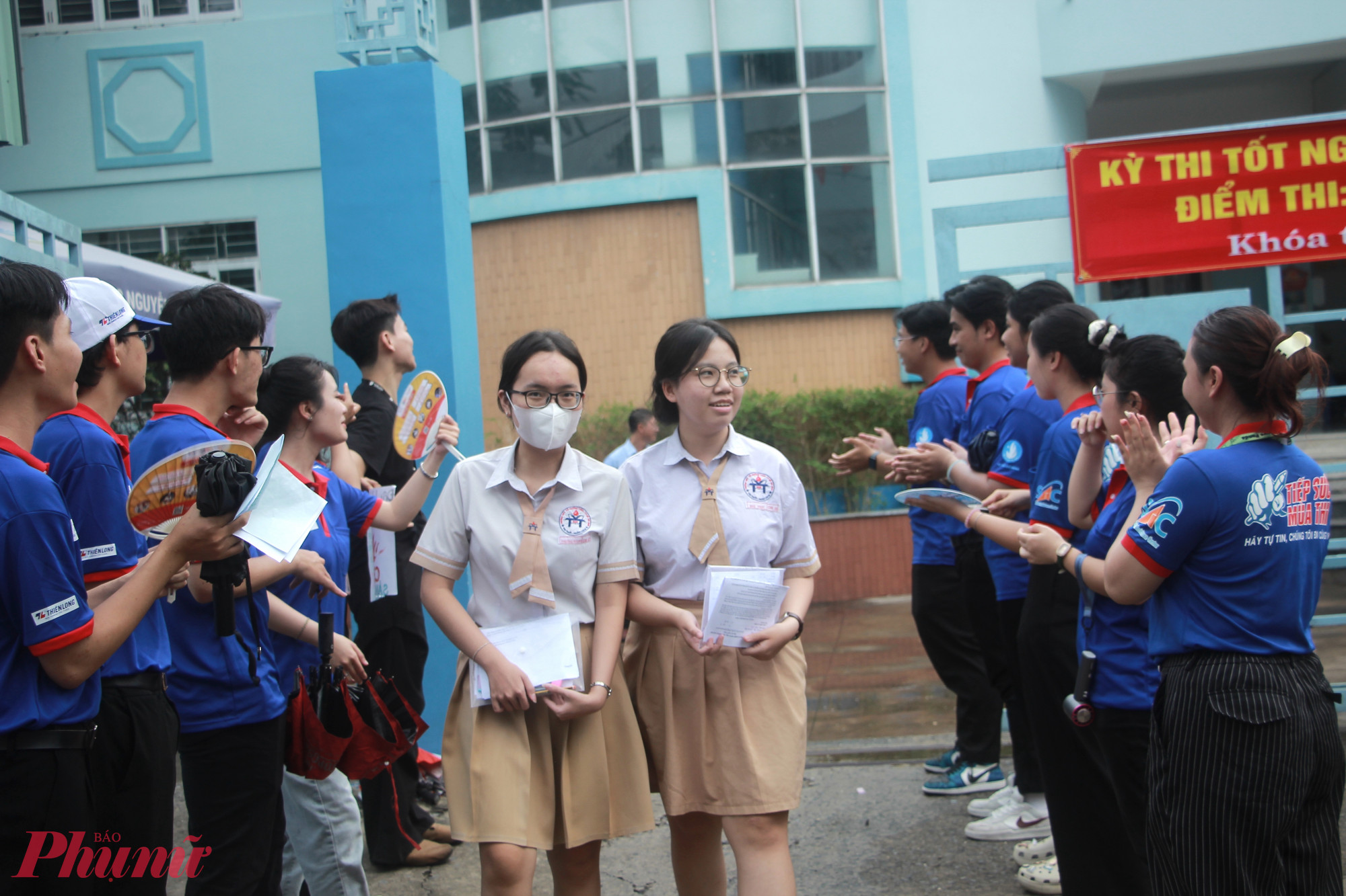 Thí sinh rời khỏi điểm thi Trường THPT Thạnh Lộc trong tiếng vỗ tay của các anh chị tình nguyện viên - Ảnh: Nguyễn Loan