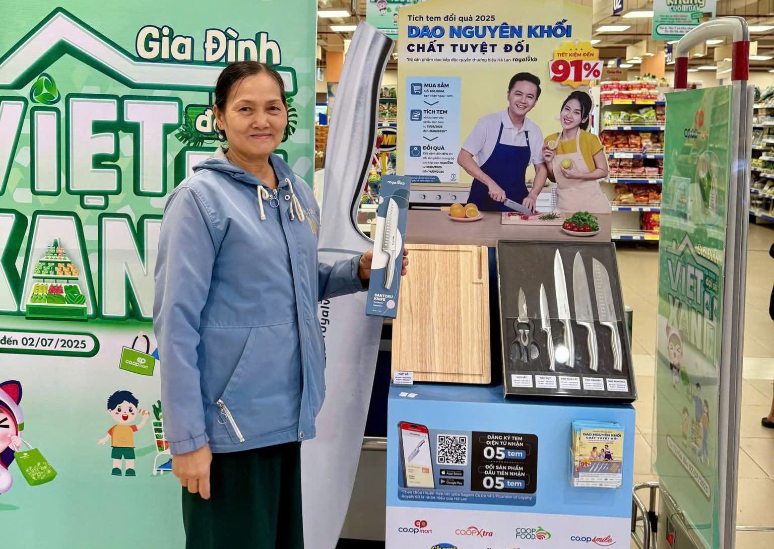 Khách hàng tham gia chương trình Tích tem đổi quà nhận sản phẩm thương hiệu RoyalVKB đến từ Hà Lan - Ảnh: HC