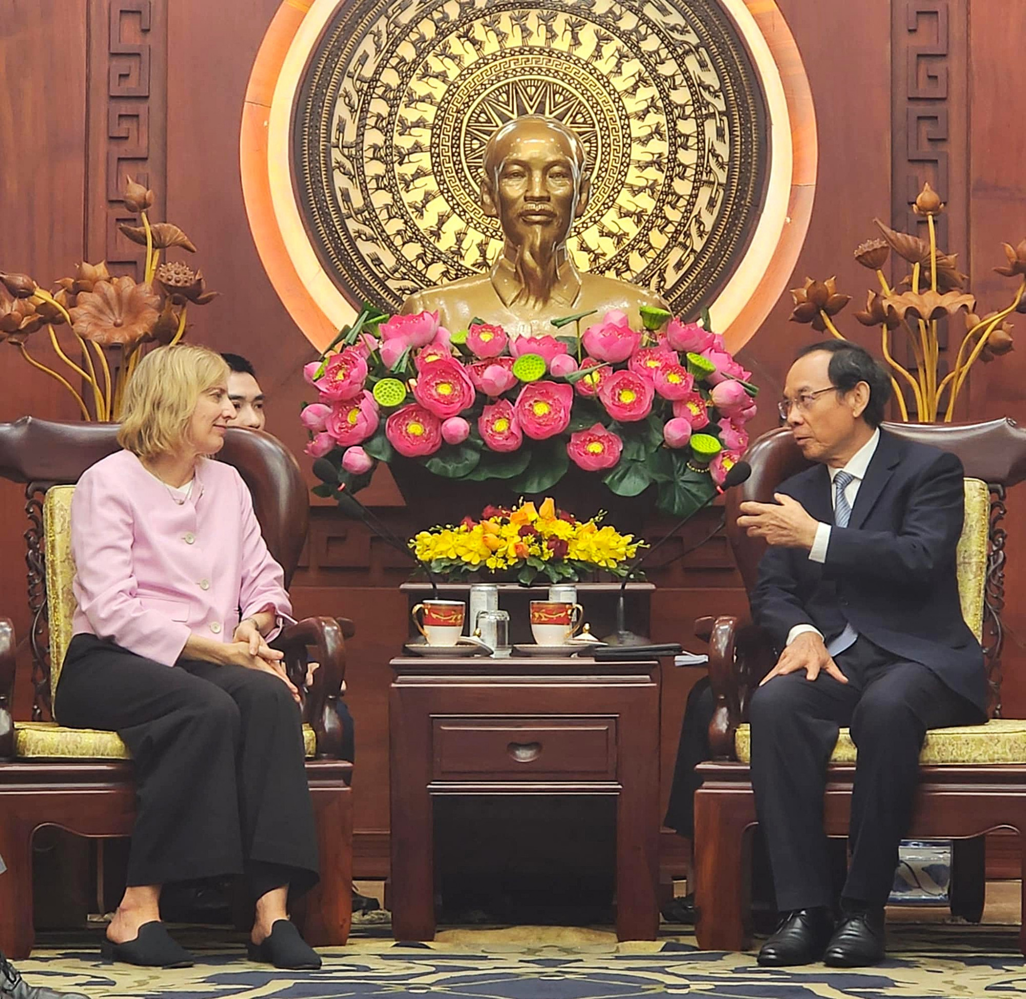 Bí thư Thành ủy Nguyễn Văn Nên trao đổi cùng bà Susan Burns - Tổng lãnh sự Mỹ tại TPHCM