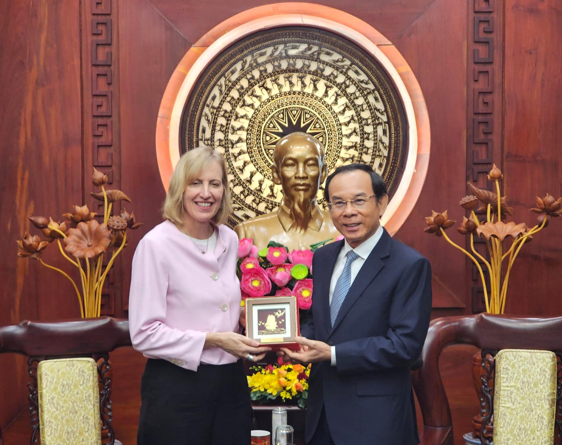 Bí thư Thành ủy Nguyễn Văn Nên gửi món quà lưu niệm đến bà Susan Burns
