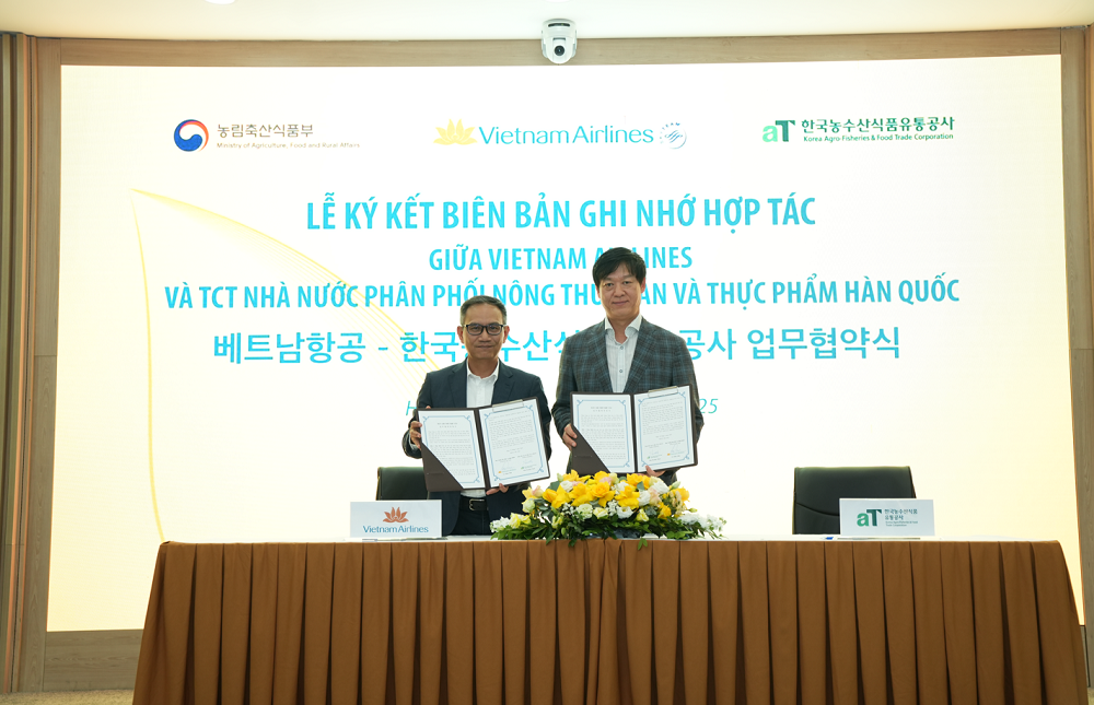 Ông Lê Minh Tuấn - Phó trưởng ban Dịch vụ Hành khách (Vietnam Airlines) và ông Kim Kyoung Cheol - Giám đốc khu vực ASEAN (aT) trao biên bản hợp tác - Ảnh: Vietnam Airlines