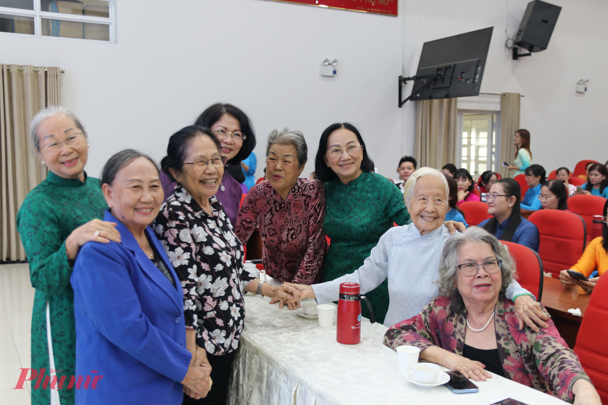 Cán bộ hội các thời kỳ ôn lại kỷ niệm 