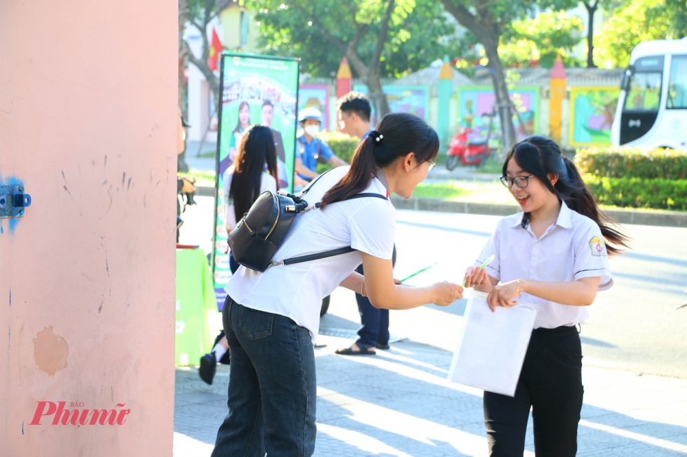 Bạn Hoàng Nam My dự thi tại điểm trường THPT Cao Thắng cho biết, với cây bút may mắn này em hy vọng sẽ làm tốt môn thi Ngữ Văn sáng nay.