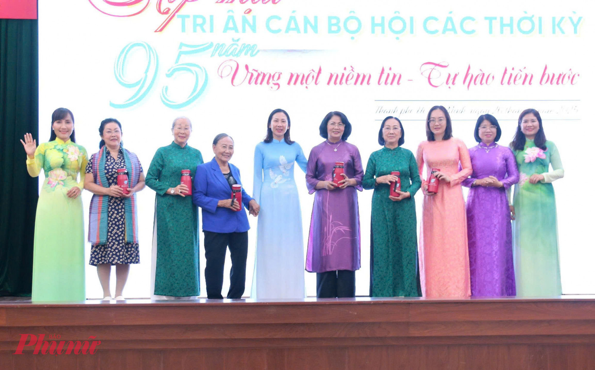 Bà Phạm Thị Thanh Hiền (thứ năm từ trái sang) và Phó Chủ tịch thường trực Hội LHPN TPHCM Trịnh Thị Thanh (bìa trái) trao quà tri ân các Chủ tịch Hội LHPN TPHCM các thời kỳ
