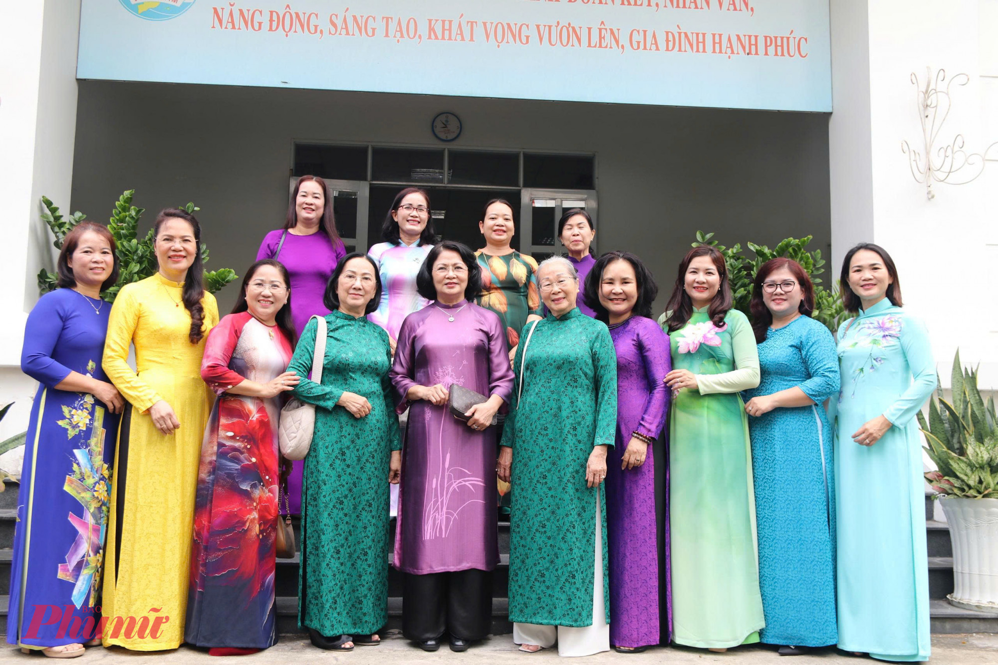 Các thế hệ cán bộ hội chụp ảnh lưu niệm trước ngôi nhà chung