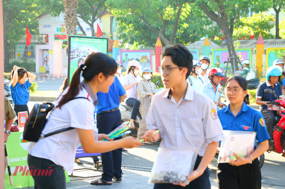 Vừa rời khởi yên xe bố mẹ chở đến điểm thi các thí sinh được lực lượng tình nguyện viên tặng bút may mắn với lời chúc làm bài thật tốt môn Ngữ Văn