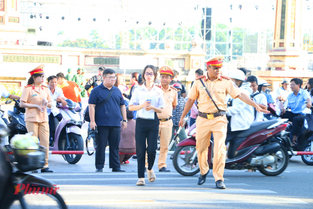 Có mặt từ sáng sớm các thí sinh tại điểm thi trường THPT chuyên Quốc học Huế, và THPT Hai Bà Trưng, lực lượng CSGT đã làm tốt công tác phân luồng giao thông, đưa thí sinh vào tận cổng trường thi.