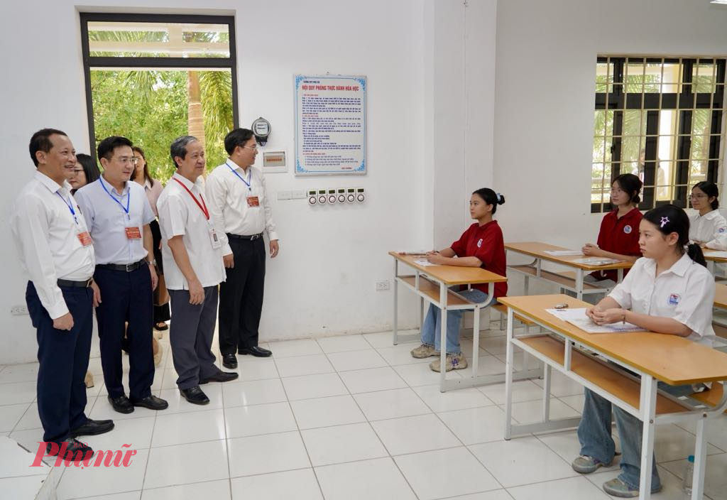 Bộ trưởng Nguyễn Kim Sơn cùng đoàn công tác kiểm tra công tác tổ chức thi tại Trường THPT Hai Bà Trưng (Tỉnh Vĩnh Phúc).