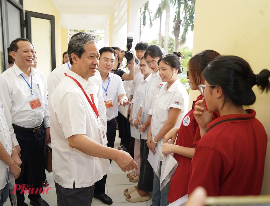 Bộ trưởng Nguyễn Kim Sơn tới các phòng thi động viên thí sinh trước khi bước vào kỳ thi quan trọng.