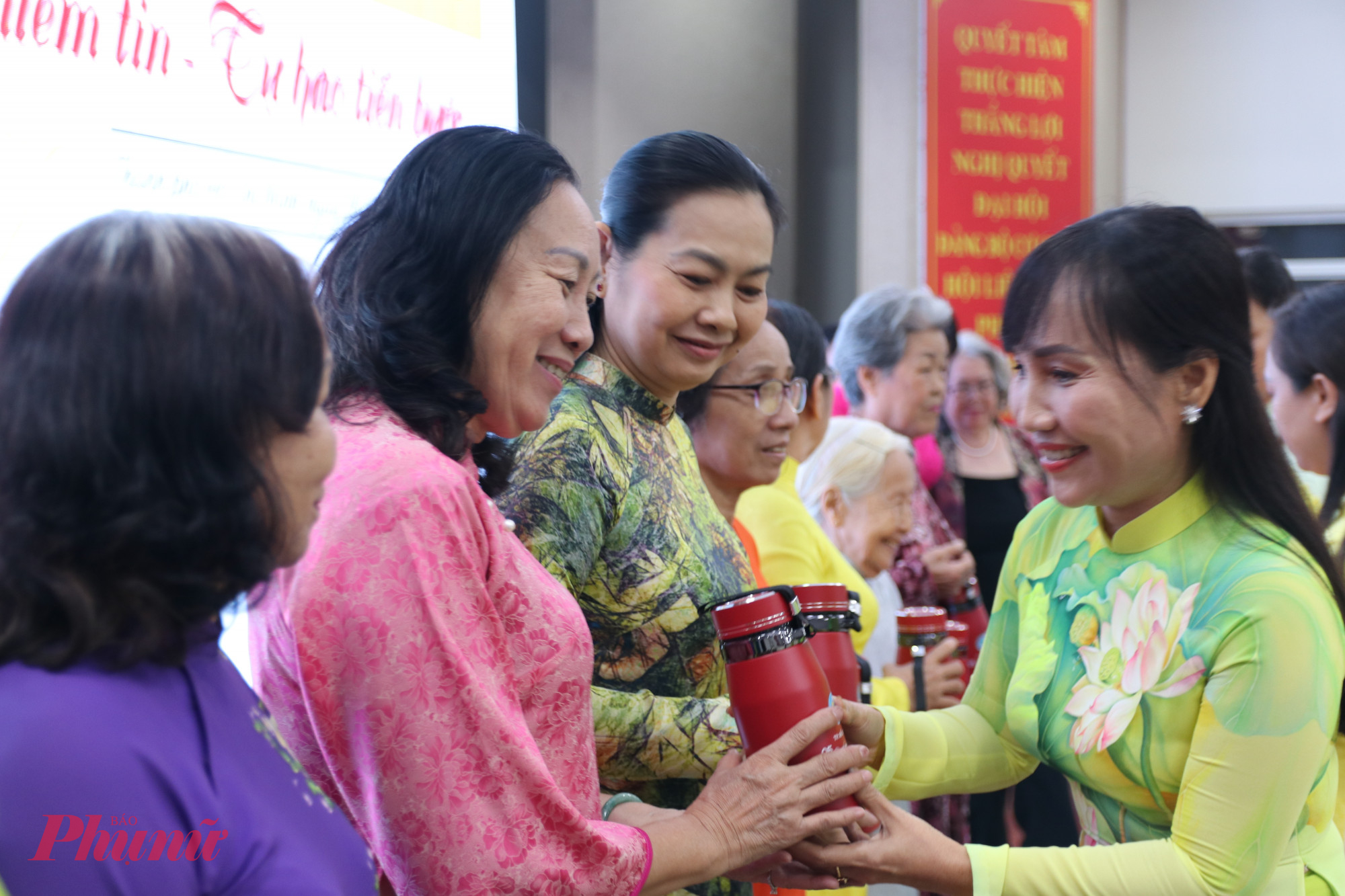 Bà Trịnh Thị Thanh - Phó Chủ tịch Hội LHPN TPHCM - trao quà tri ân các Phó Chủ tịch Hội LHPN TPHCM các thời kỳ
