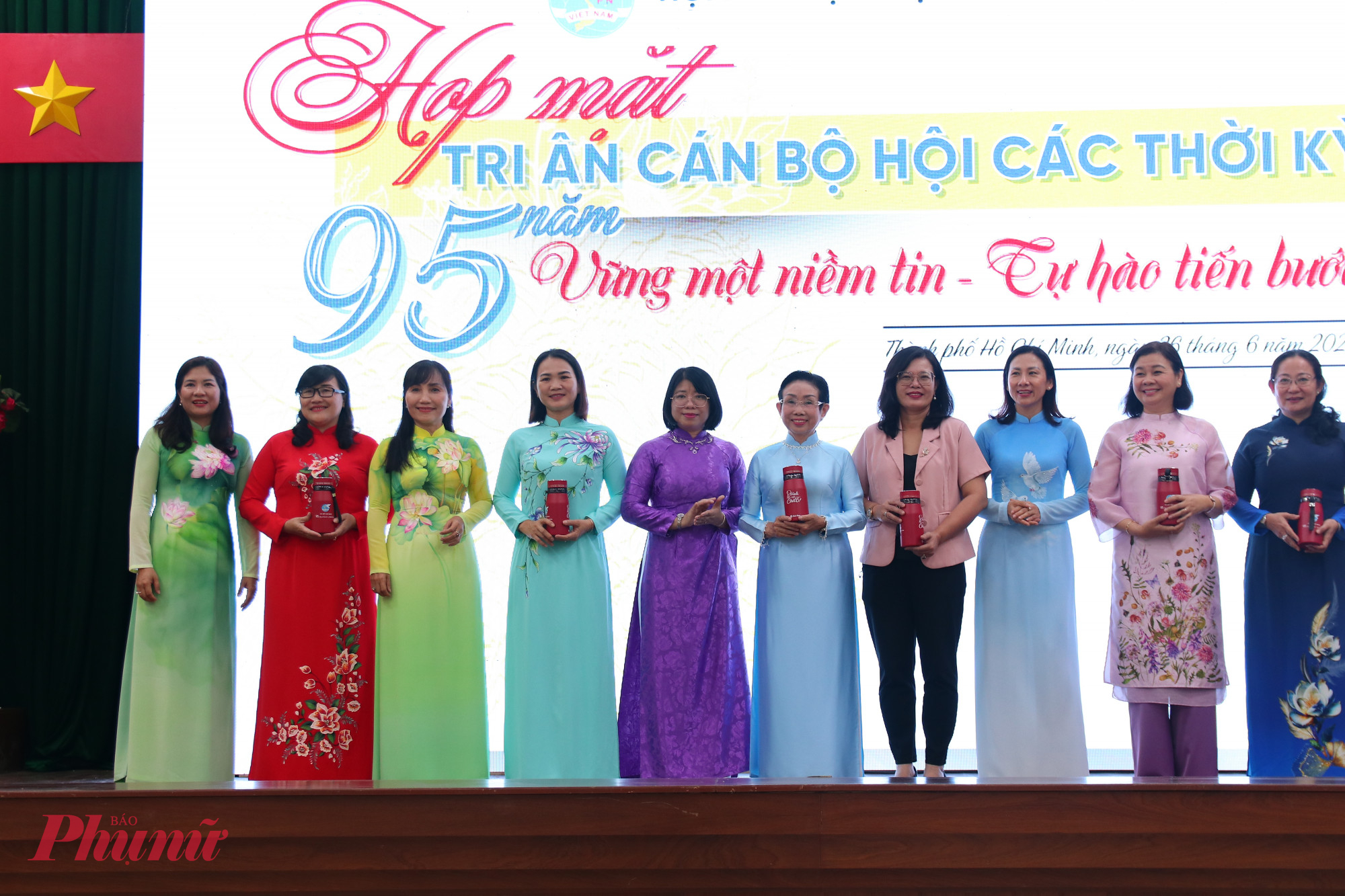 tri ân các thành viên trong Ban thường vụ, Ban chấp hành cơ cấu sở ngành đã cống hiến, đồng hành và có nhiều dấu ấn, góp phần vào thành công của phong trào phụ nữ và hoạt động hội TPHCM