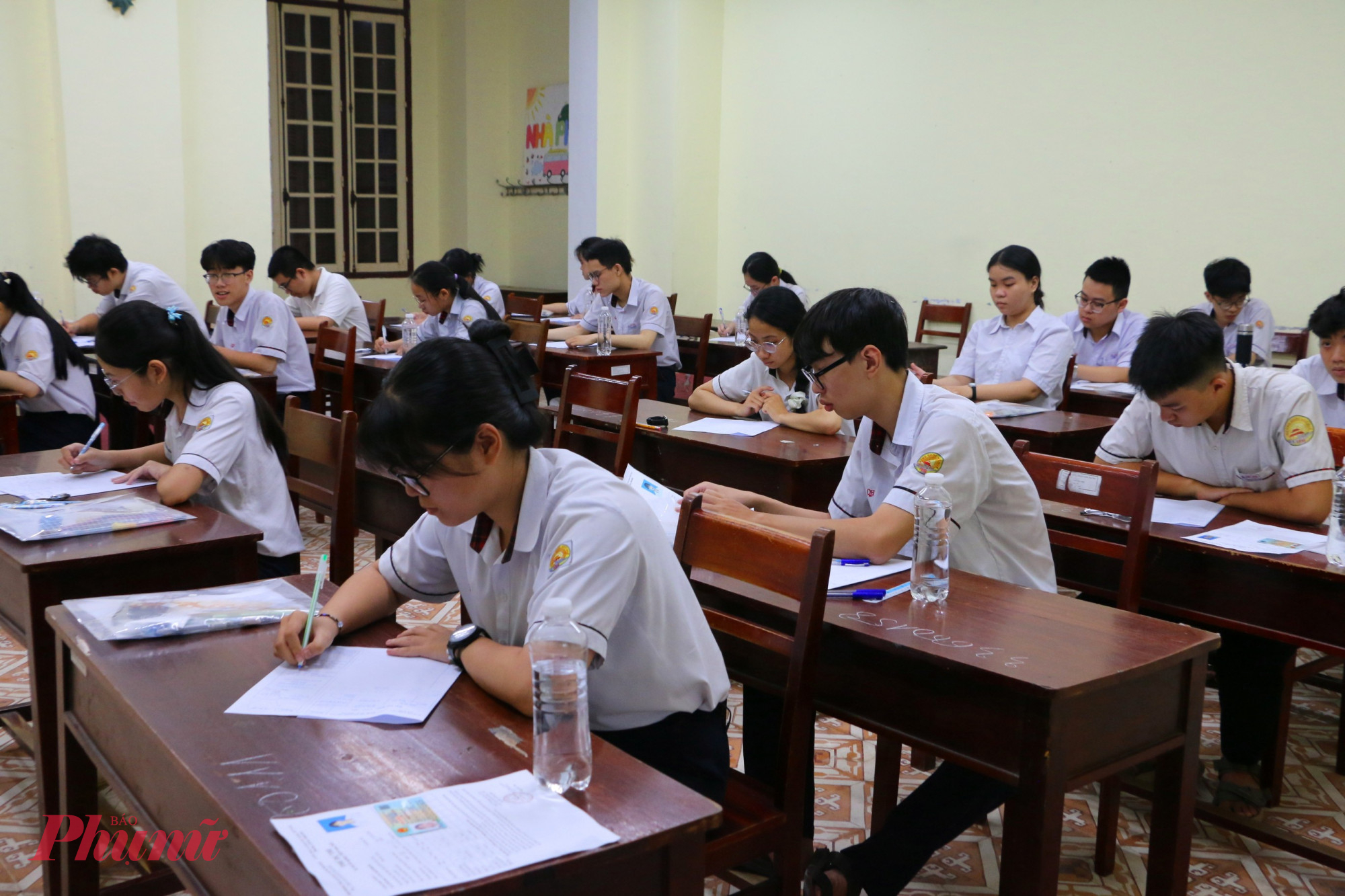 Sáng 26/6 tại TP Huế gần 14.000 thí sinh chính thức bước vào Kỳ thi tốt nghiệp trung học phổ thông (THPT) quốc gia năm 2025 với môn ngữ văn theo hình thức tự luận. Toàn thành phố tổ chức 39 điểm thi; trong đó, điểm thi Trường THCS Nguyễn Tri Phương gồm 13 phòng thi dành cho thí sinh thi theo Chương trình giáo dục phổ thông (GDPT) 2006. Chương trình GDPT 2018 có 38 điểm thi với 602 phòng thi. Thành phố điều động 1.778 người (chưa tính bộ phận công an, bảo vệ, y tế, phục vụ) làm công tác coi thi
