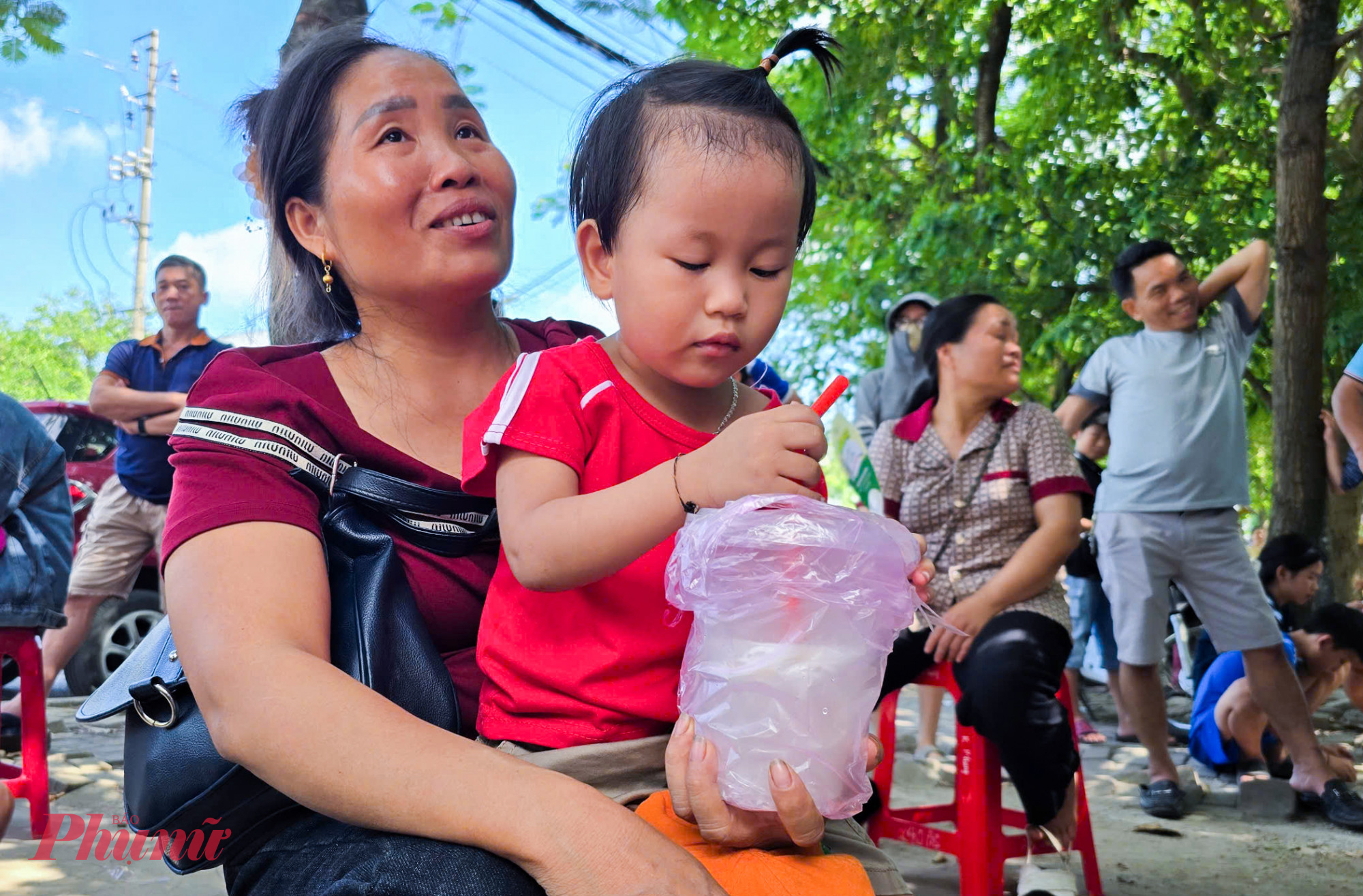 Hiếm khi có dịp xuống thành phố, nhiều phụ huynh tranh thủ đưa theo con nhỏ cùng xuống chơi, gặp anh chị sau gần cả năm trời xa cách.