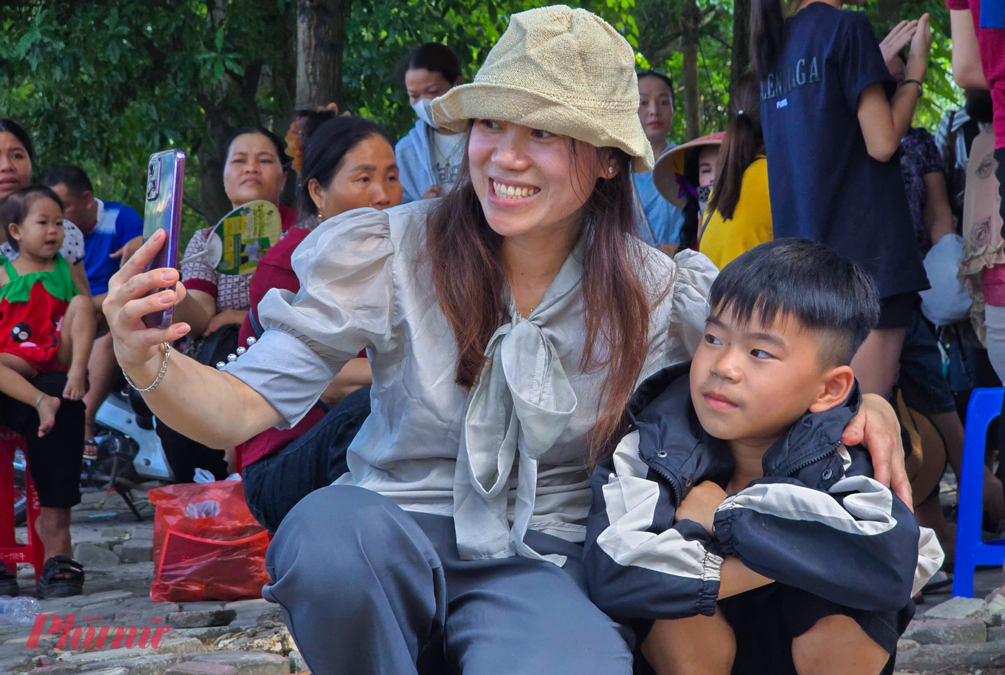Nhiều người tranh thủ thời gian gọi về cho người thân “báo cáo” tình hình khi không đủ điều kiện xuống phố đồng hành cùng con trong Kỳ thi tốt nghiệp THPT.