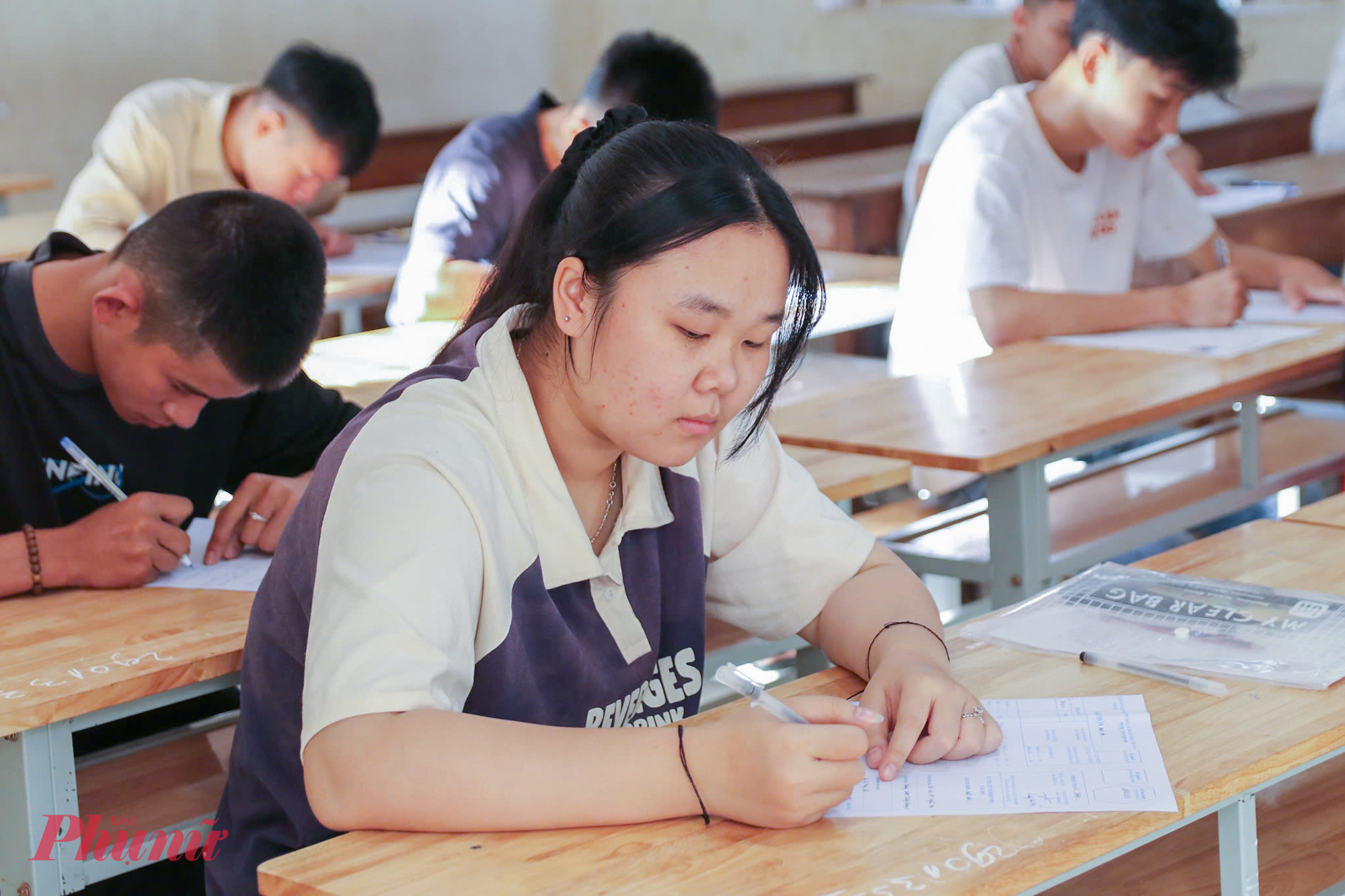 Sáng 26/6, cùng với hơn 1,1 triệu thí sinh trên cả nước, hơn 40.000 thí sinh tỉnh Nghệ An chính thức bước vào Kỳ thi tốt nghiệp THPT năm 2025. Năm nay, tỉnh Nghệ An tổ chức 72 điểm thi và 2 điểm thi dành cho các thí sinh tự do thi theo Chương trình 2006.