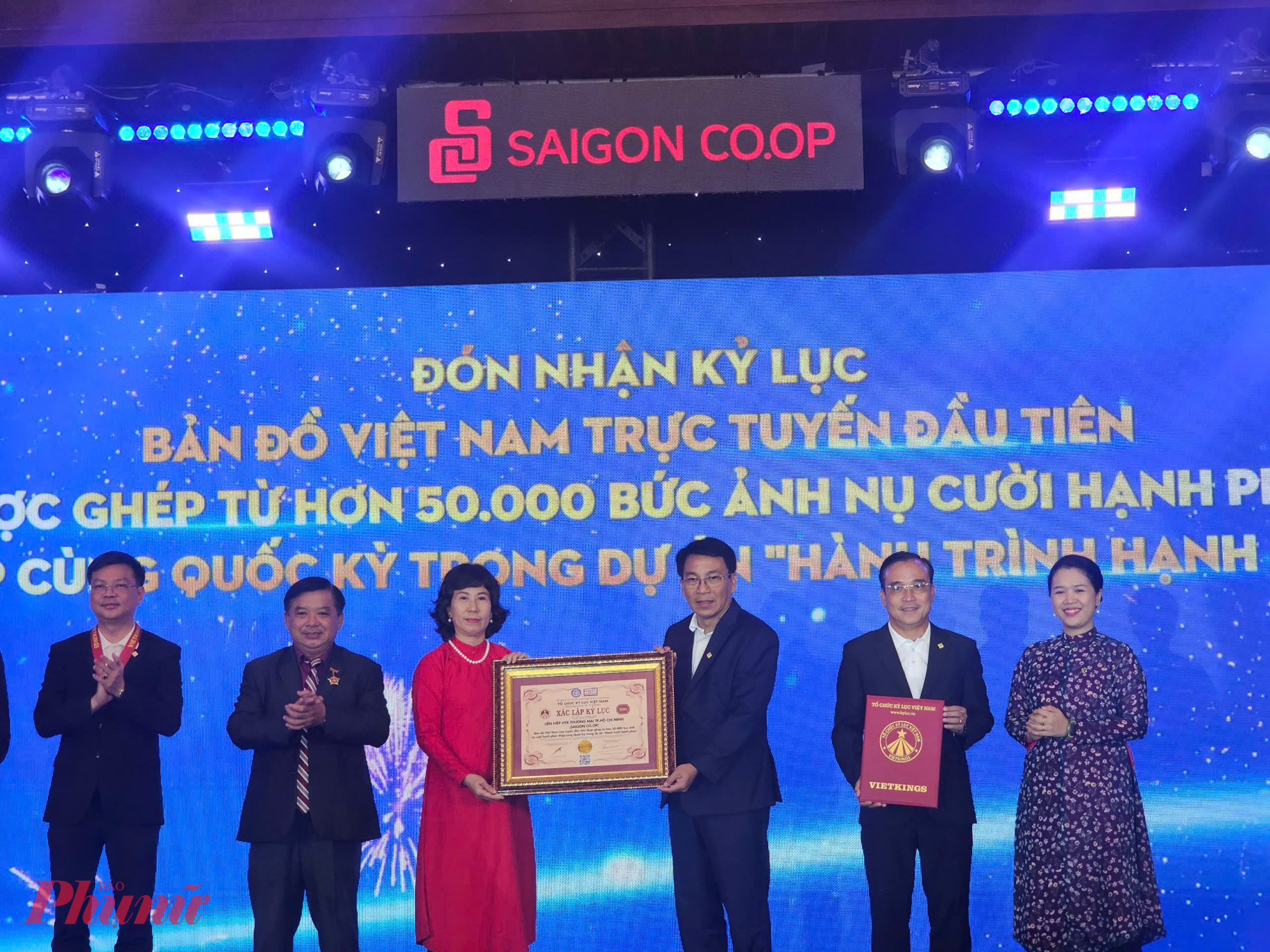 Tại sự kiện, Saigon Co.op được trao bằng xác lập kỷ lục Bản đồ Việt Nam trực tuyến ghép từ 50.000 nụ cười hạnh phúc cùng Quốc kỳ của đối tác, khách hàng tham gia Hành trình hạnh phúc 2025. 