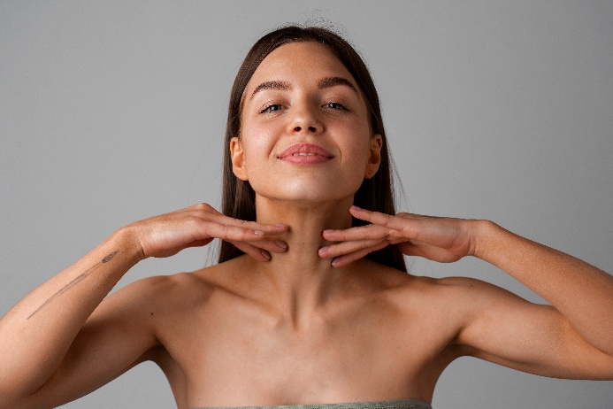 Khi chăm sóc da phần lớn mọi người thường ưu tiên vùng mặt và bỏ quên những khu vực khác, trong đó có vùng da cổ. Đây là vùng da khá nhạy cảm dễ bị lão hoá nhưng lại ít được quan tâm.Việc dưỡng da cổ từ sớm không chỉ giúp duy trì độ đều màu và săn chắc mà còn góp phần giữ tổng thể ngoại hình trông trẻ trung hơn.