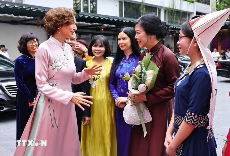 Phu nhân Tổng Bí thư, bà Ngô Phương Ly đón Tổng Giám đốc Tổ chức Giáo dục, Khoa học và Văn hóa của Liên hợp quốc (UNESCO) Audrey Azoulay - Ảnh: Minh Đức/TTXVN